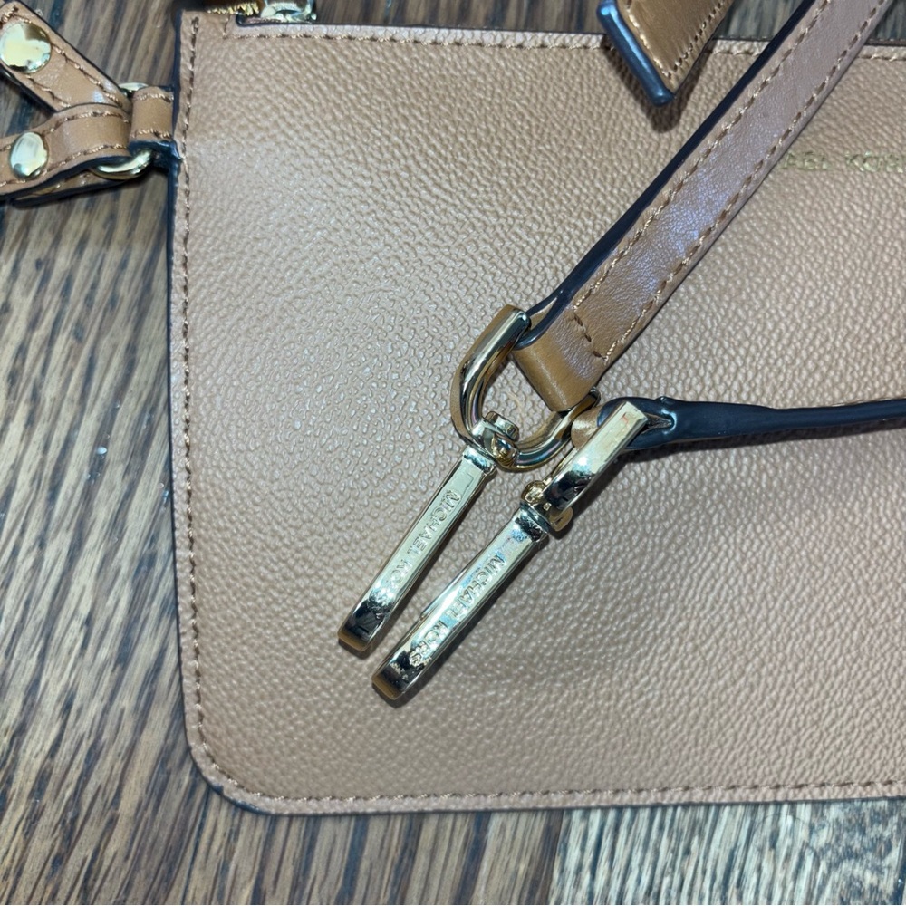 Michael Kors Women’s Hayley Acorn/Oyster Bag - Picture 13 of 15